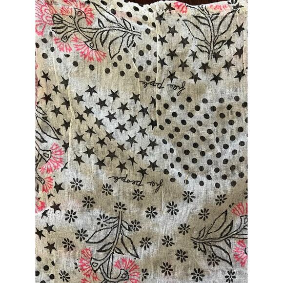 Free People small tote bag, mesh material, lightweight floral pattern, boho - Picture 2 of 6